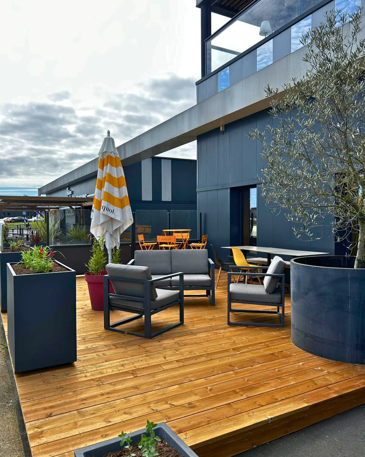 Terrasse pour le restaurant "Le Rendez-Vous" - Biard (86)