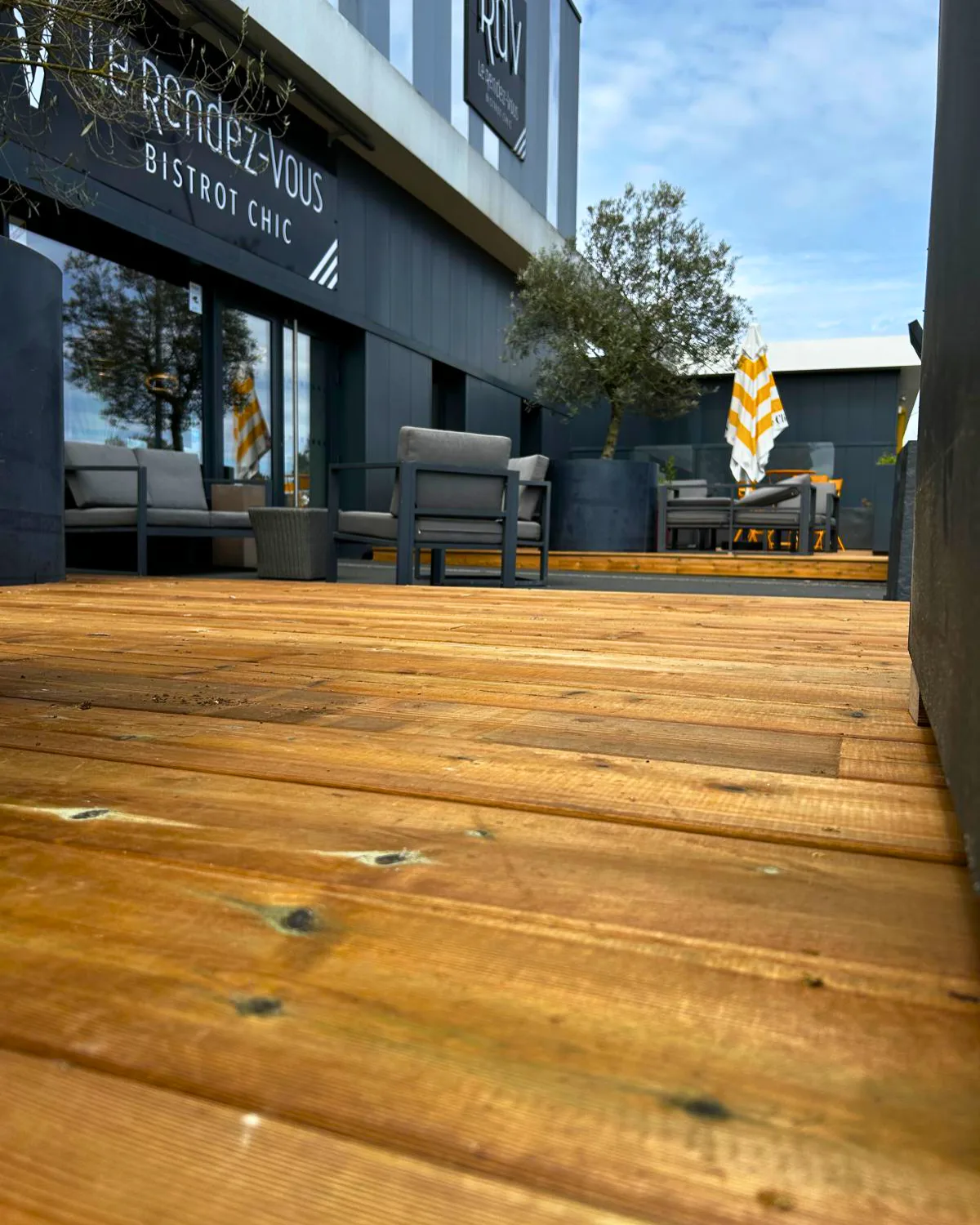 Terrasse pour le restaurant "Le Rendez-Vous" - Biard (86)